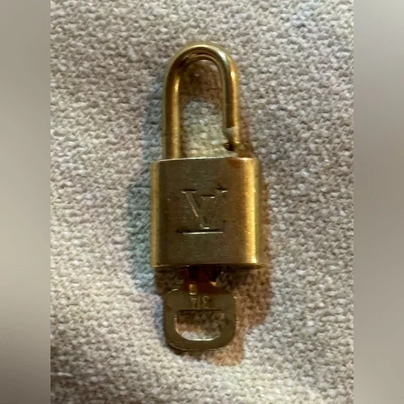🇫🇷 #314 Louis Vuitton Brass Padlock with Key #314 - Picture 5 of 8